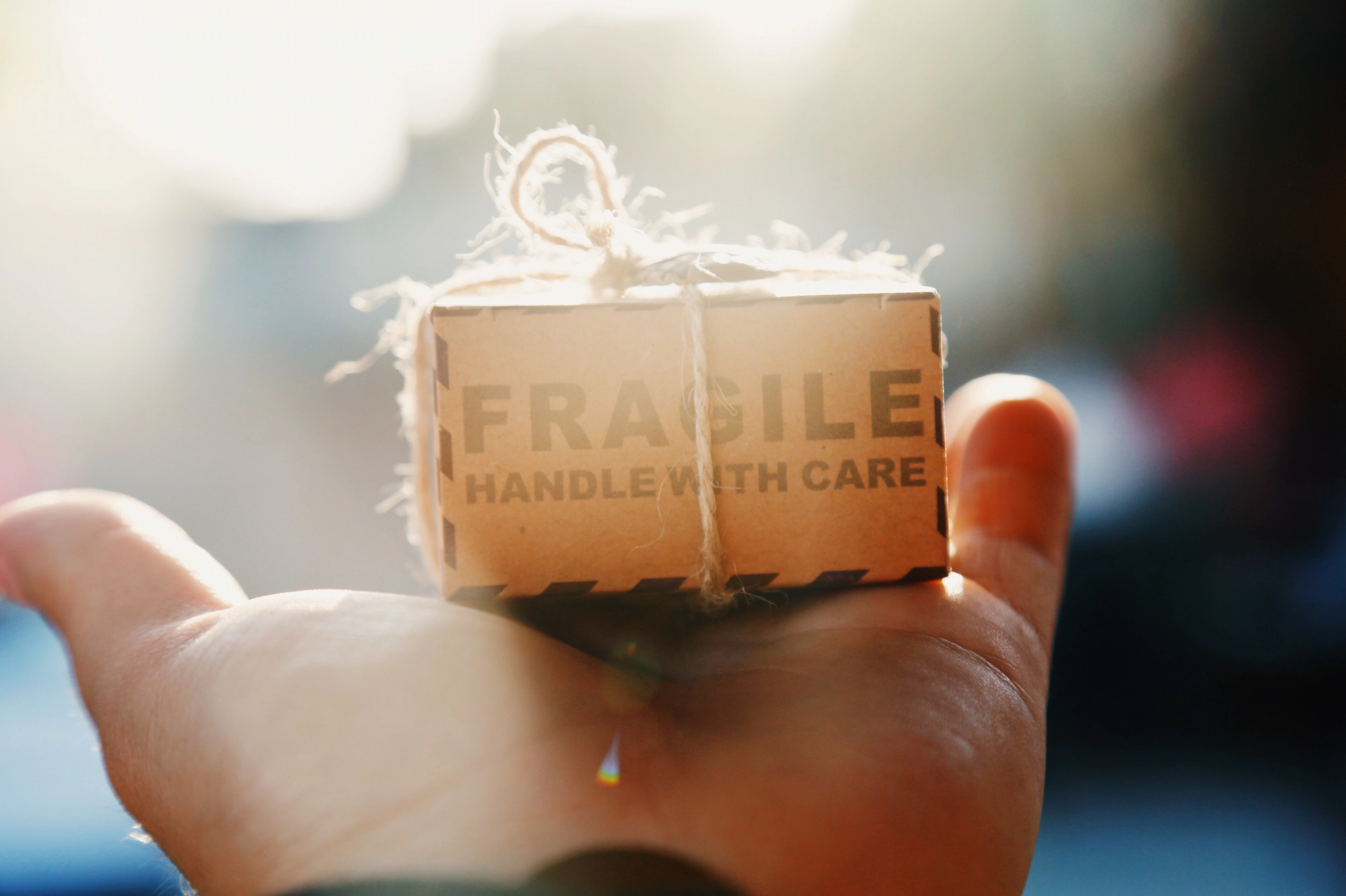 En inslagen låda med texten "Fragile, Handle with care"